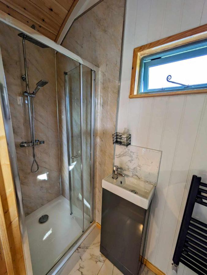 Romantic Nature Retreat, Luxury Glamping & Stargazing Views - Dragonfly Shepherd Hut Yarpole 외부 사진