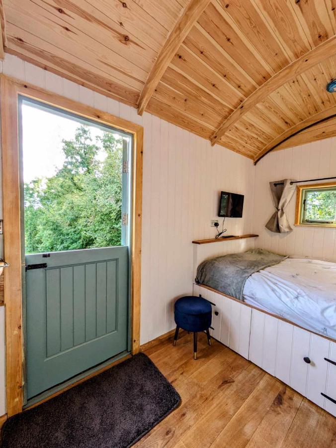 Romantic Nature Retreat, Luxury Glamping & Stargazing Views - Dragonfly Shepherd Hut Yarpole 외부 사진