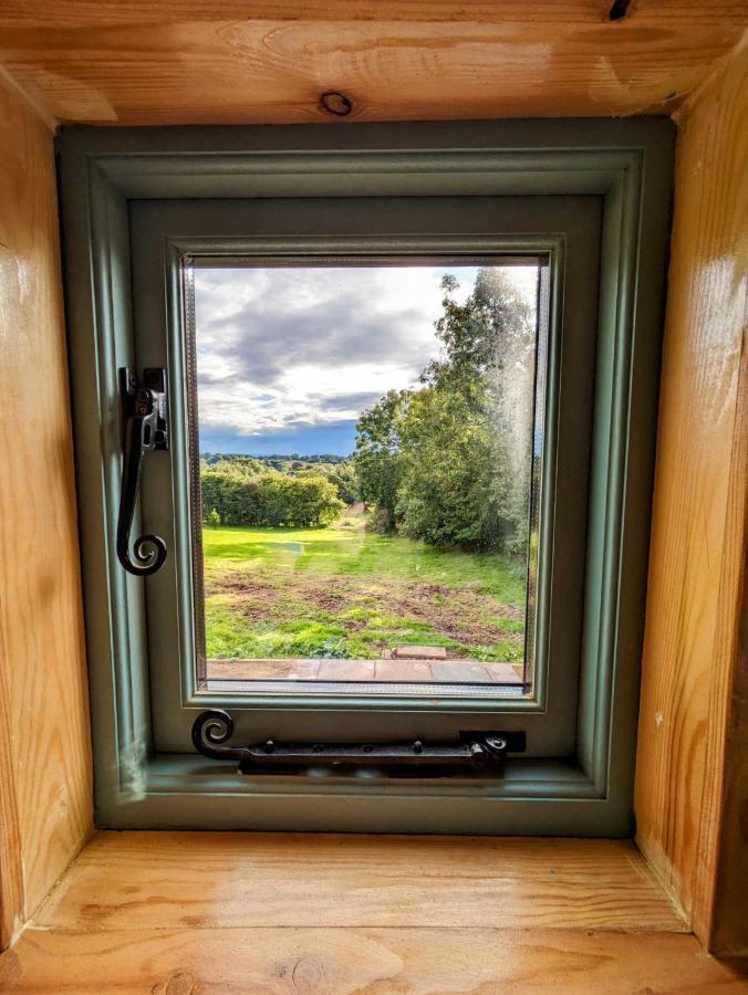 Romantic Nature Retreat, Luxury Glamping & Stargazing Views - Dragonfly Shepherd Hut Yarpole 외부 사진