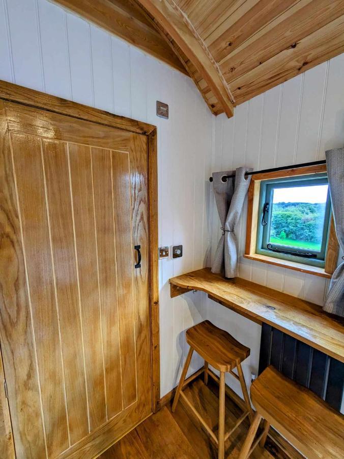 Romantic Nature Retreat, Luxury Glamping & Stargazing Views - Dragonfly Shepherd Hut Yarpole 외부 사진