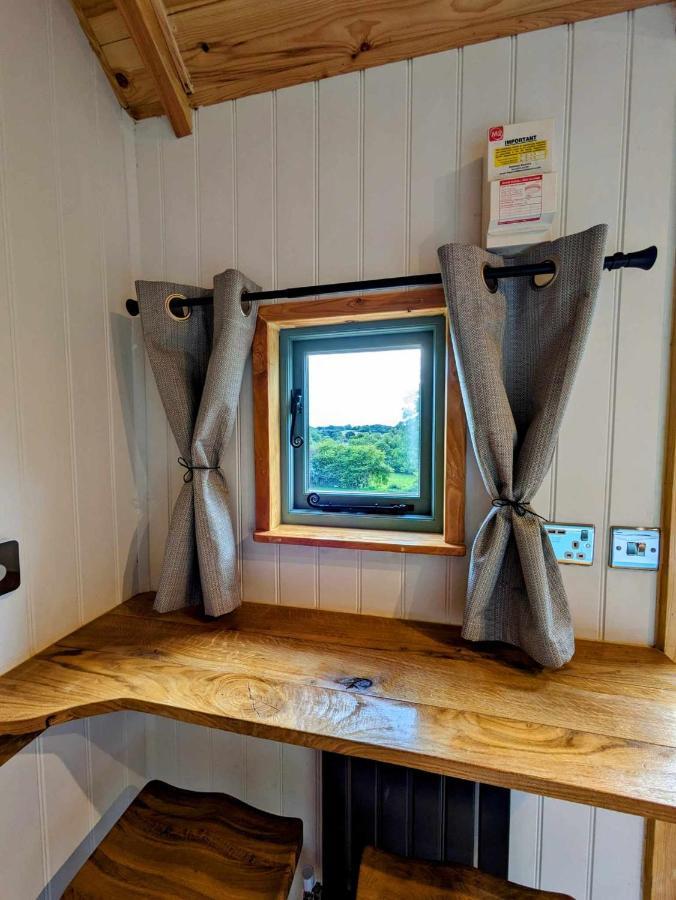 Romantic Nature Retreat, Luxury Glamping & Stargazing Views - Dragonfly Shepherd Hut Yarpole 외부 사진