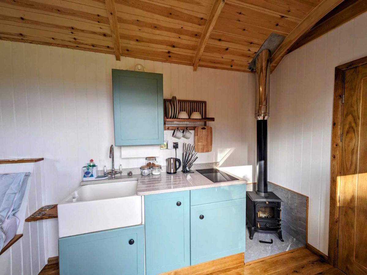 Romantic Nature Retreat, Luxury Glamping & Stargazing Views - Dragonfly Shepherd Hut Yarpole 외부 사진