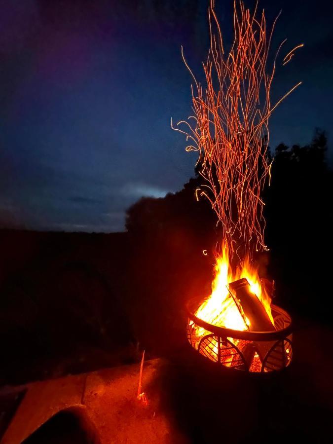 Romantic Nature Retreat, Luxury Glamping & Stargazing Views - Dragonfly Shepherd Hut Yarpole 외부 사진