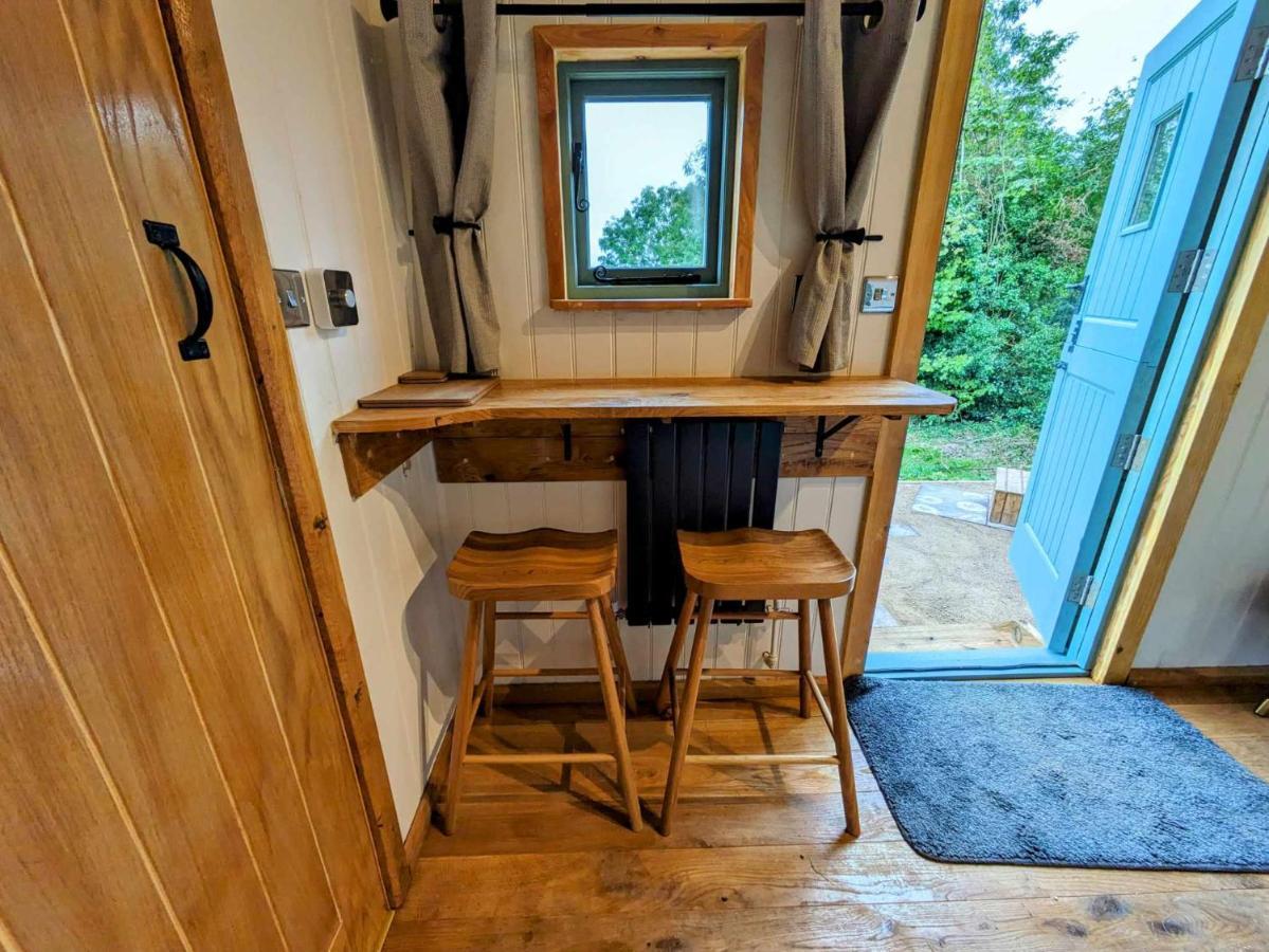 Romantic Nature Retreat, Luxury Glamping & Stargazing Views - Dragonfly Shepherd Hut Yarpole 외부 사진