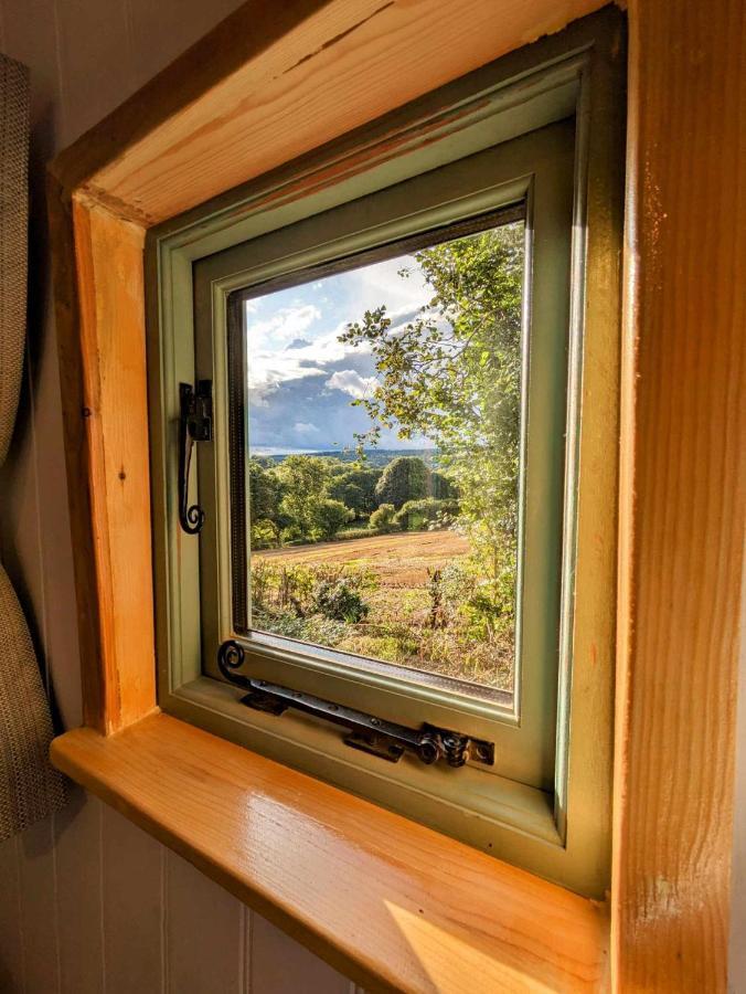 Romantic Nature Retreat, Luxury Glamping & Stargazing Views - Dragonfly Shepherd Hut Yarpole 외부 사진