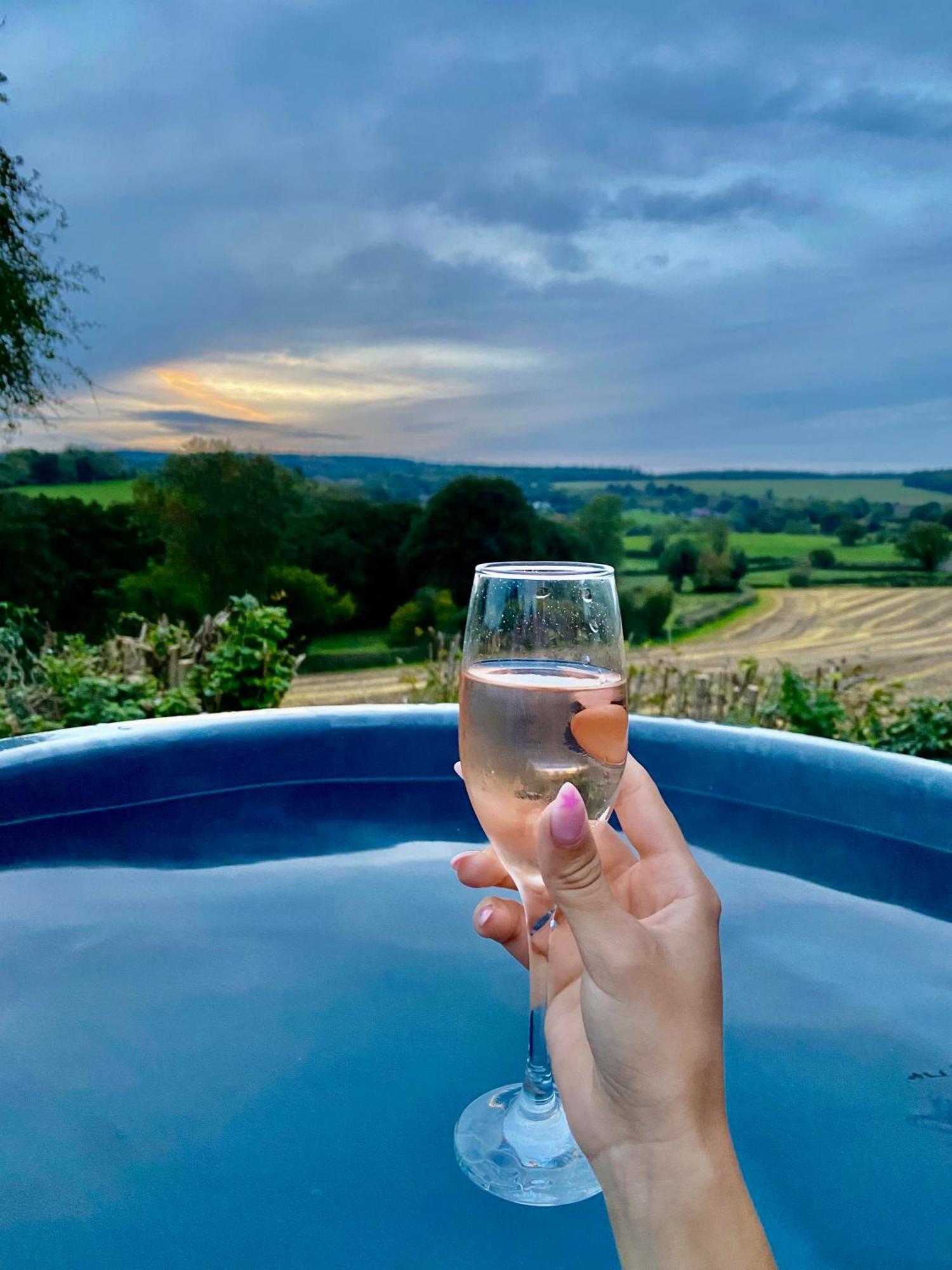Romantic Nature Retreat, Luxury Glamping & Stargazing Views - Dragonfly Shepherd Hut Yarpole 외부 사진