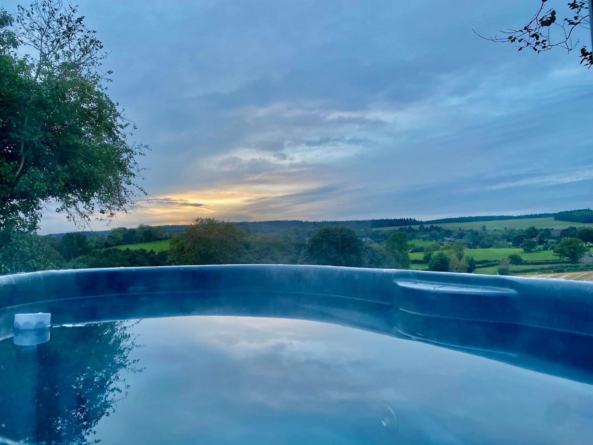 Romantic Nature Retreat, Luxury Glamping & Stargazing Views - Dragonfly Shepherd Hut Yarpole 외부 사진