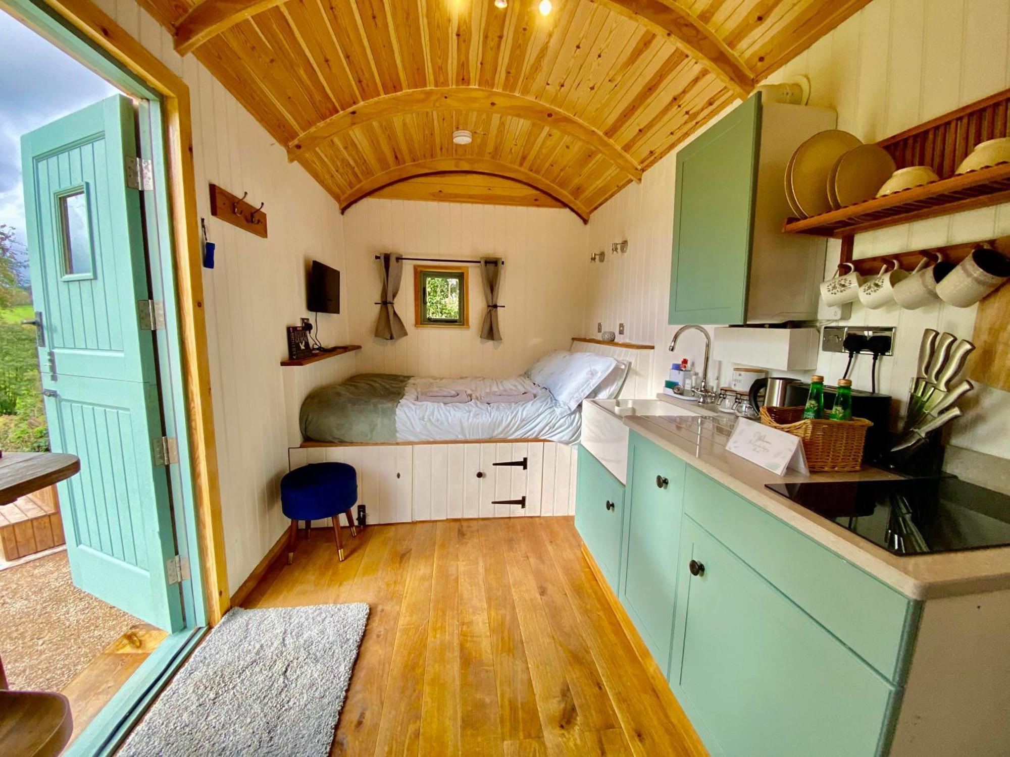 Romantic Nature Retreat, Luxury Glamping & Stargazing Views - Dragonfly Shepherd Hut Yarpole 외부 사진
