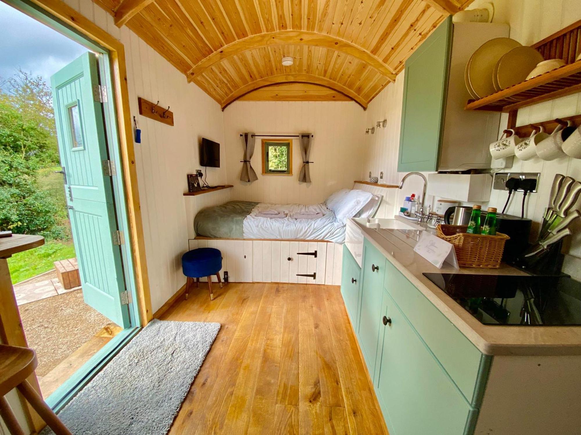 Romantic Nature Retreat, Luxury Glamping & Stargazing Views - Dragonfly Shepherd Hut Yarpole 외부 사진