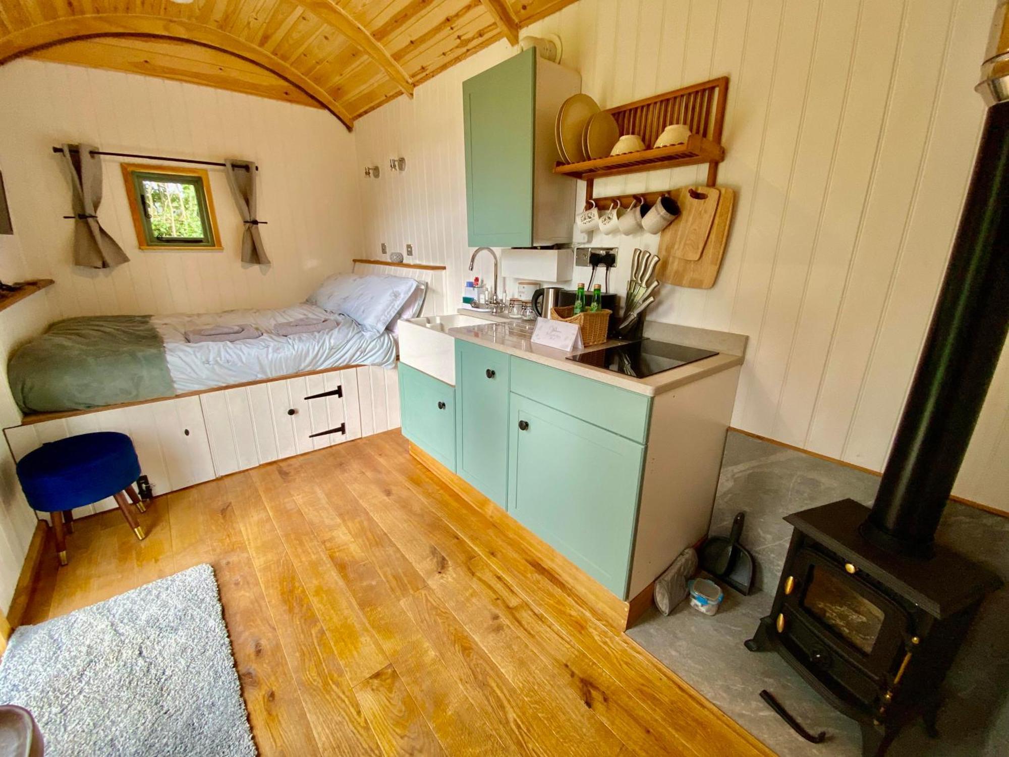 Romantic Nature Retreat, Luxury Glamping & Stargazing Views - Dragonfly Shepherd Hut Yarpole 외부 사진