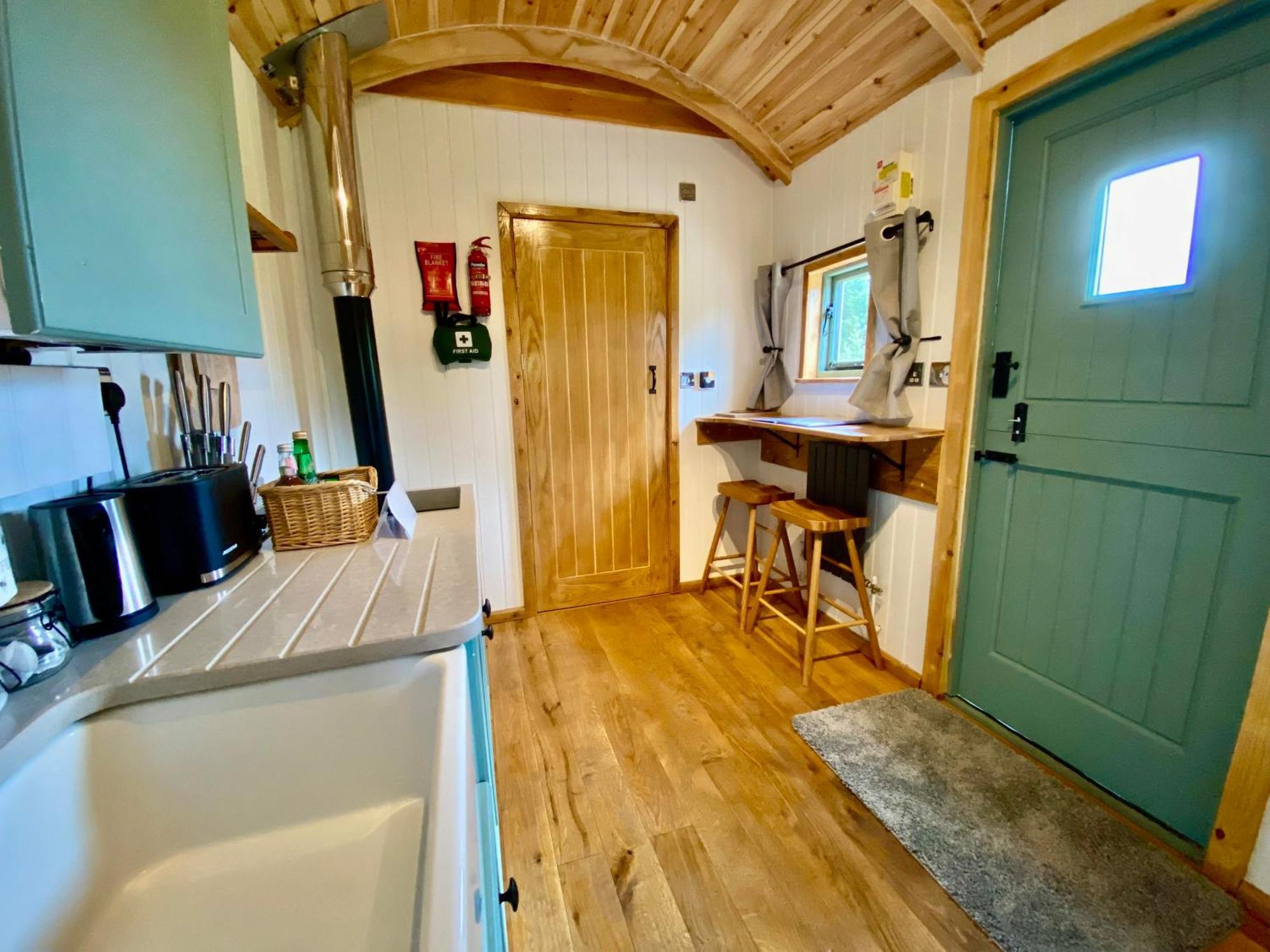 Romantic Nature Retreat, Luxury Glamping & Stargazing Views - Dragonfly Shepherd Hut Yarpole 외부 사진