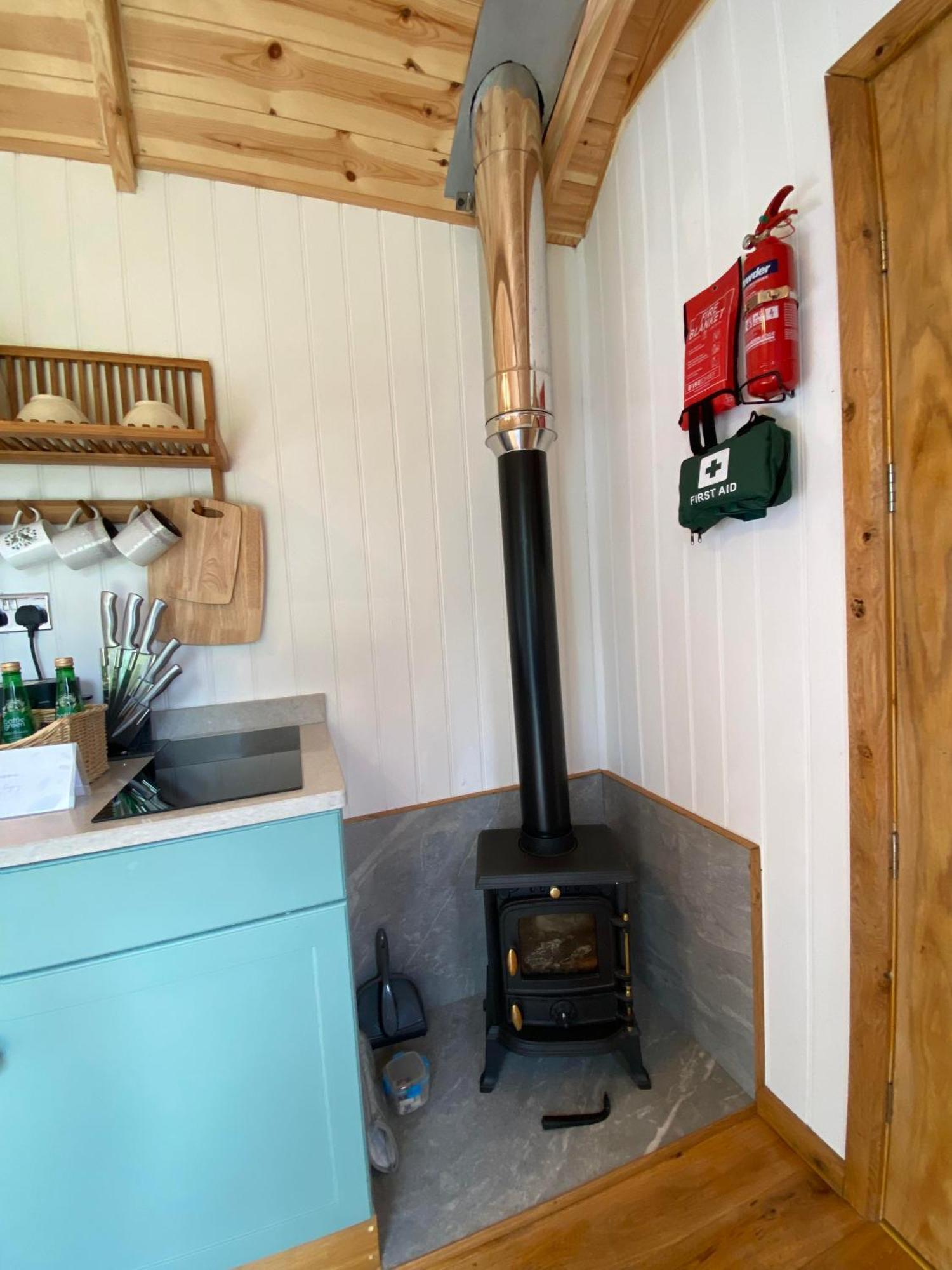 Romantic Nature Retreat, Luxury Glamping & Stargazing Views - Dragonfly Shepherd Hut Yarpole 외부 사진