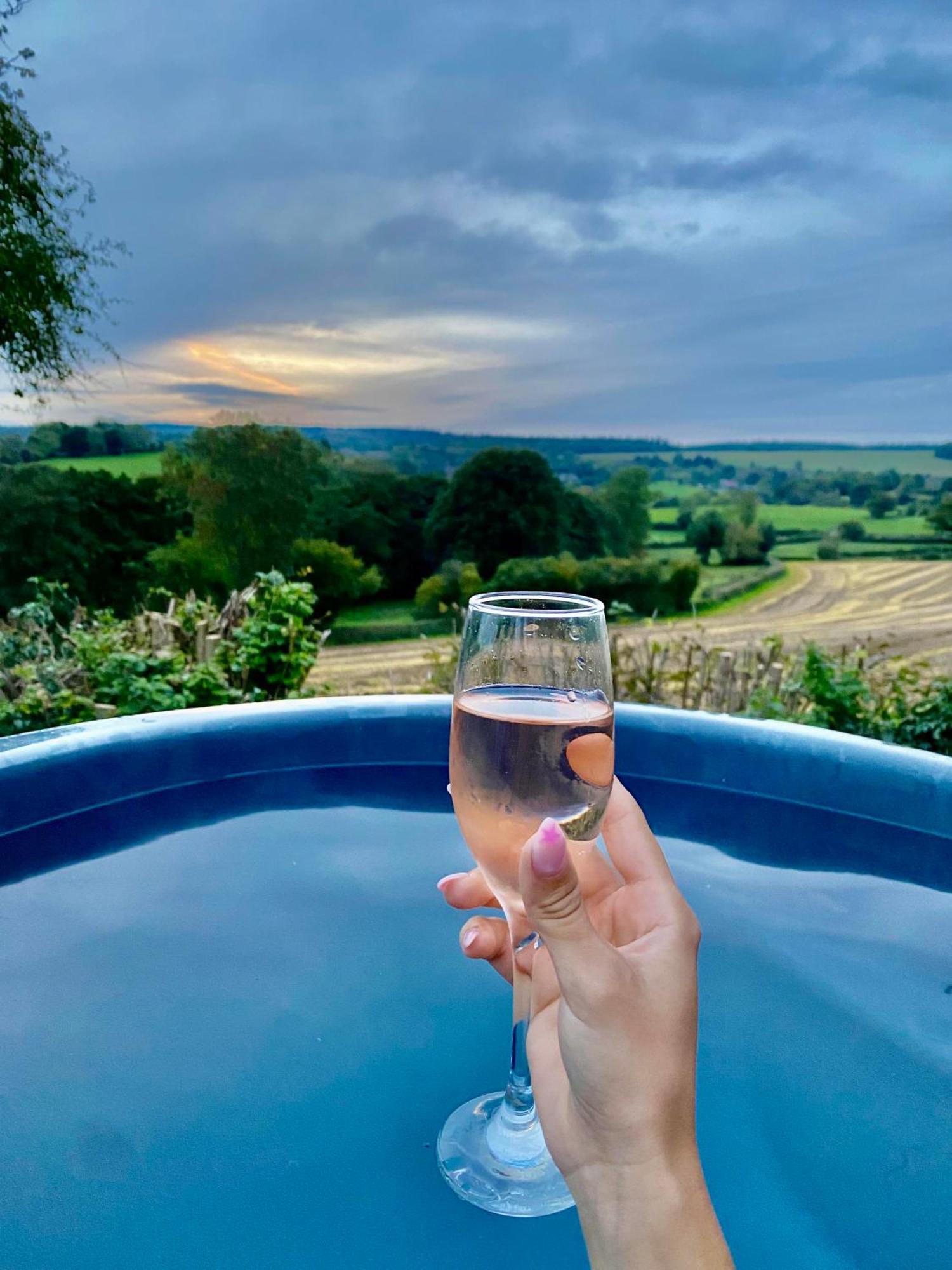 Romantic Nature Retreat, Luxury Glamping & Stargazing Views - Dragonfly Shepherd Hut Yarpole 외부 사진