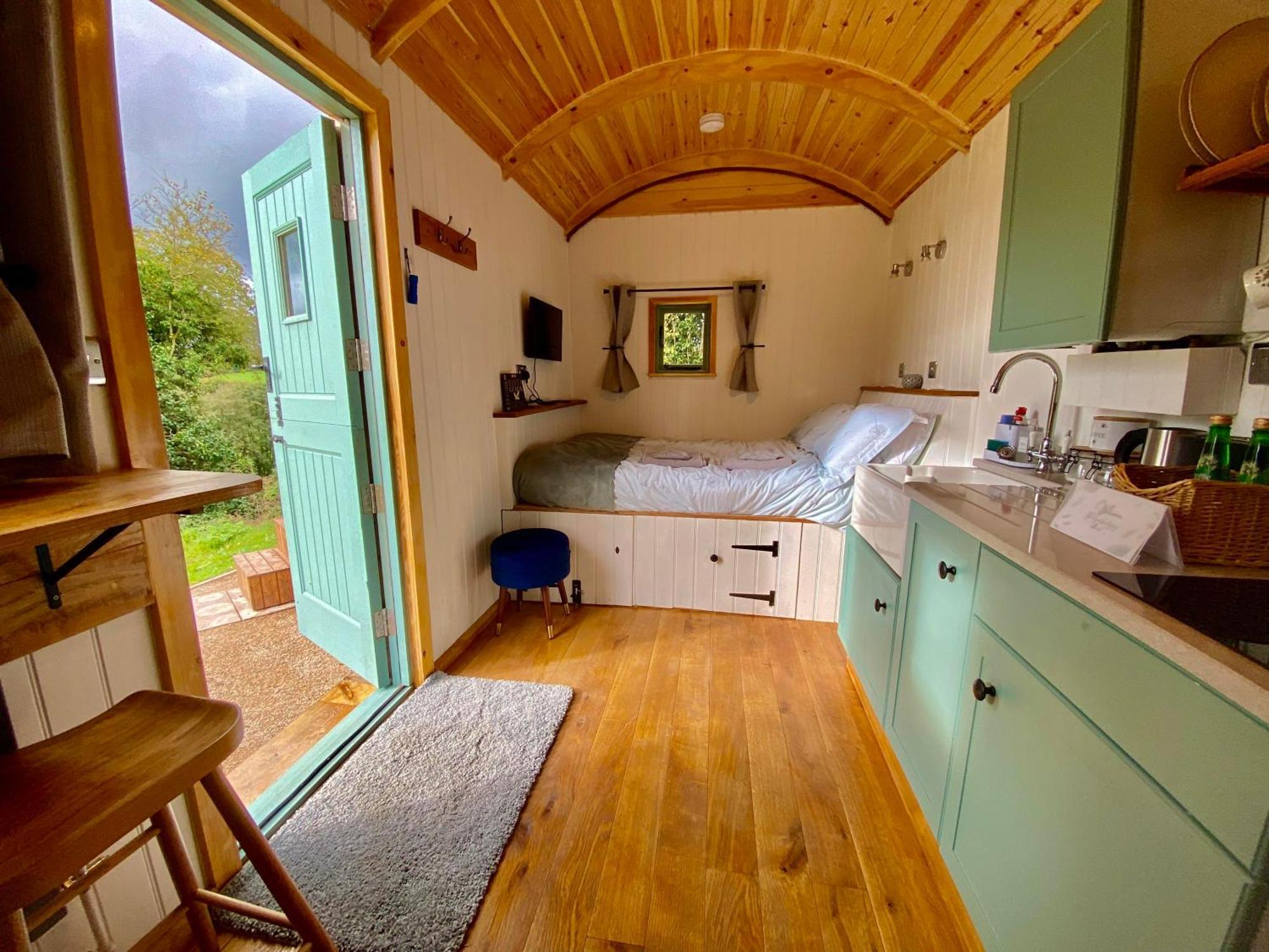 Romantic Nature Retreat, Luxury Glamping & Stargazing Views - Dragonfly Shepherd Hut Yarpole 외부 사진