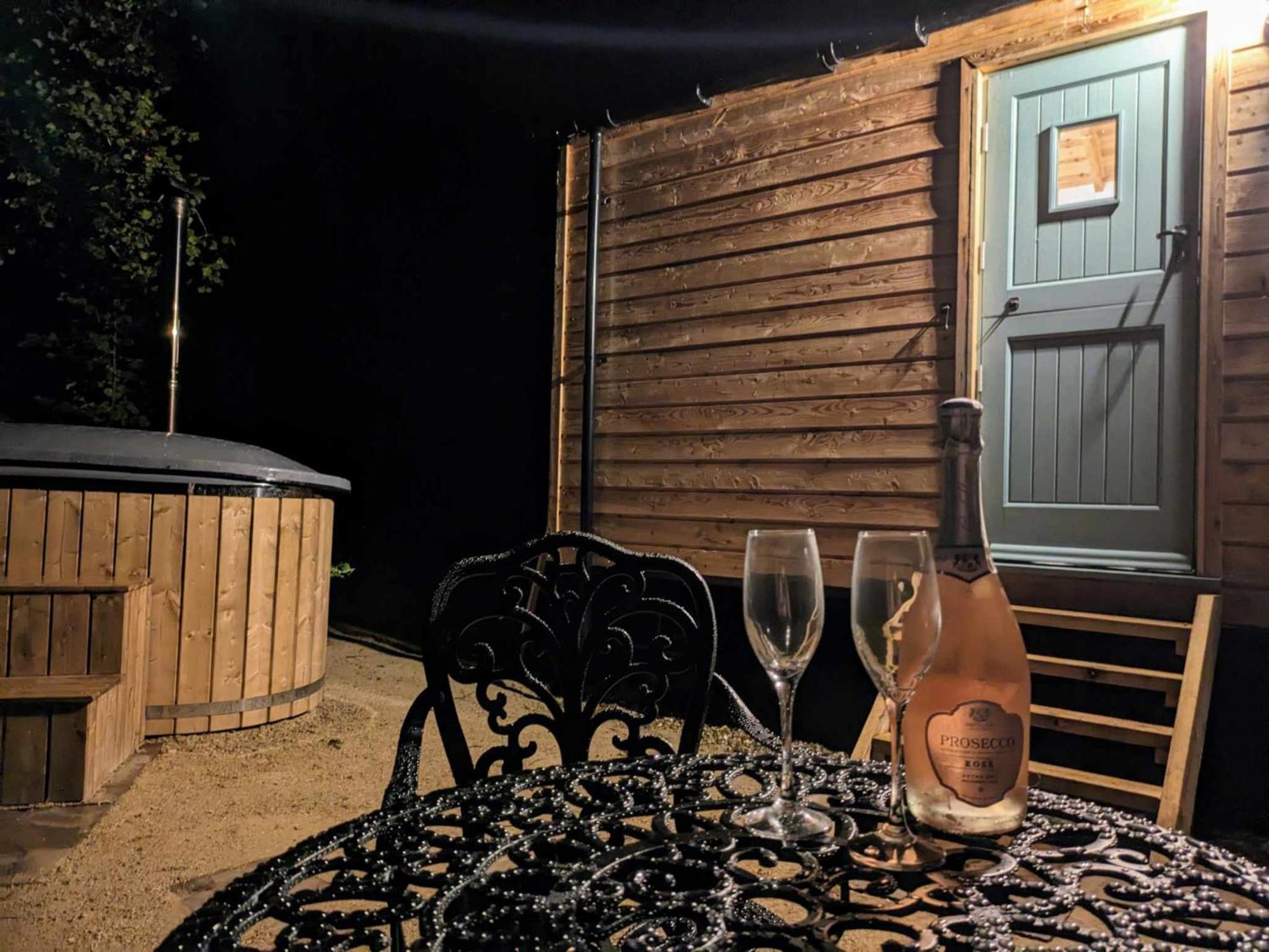 Romantic Nature Retreat, Luxury Glamping & Stargazing Views - Dragonfly Shepherd Hut Yarpole 외부 사진