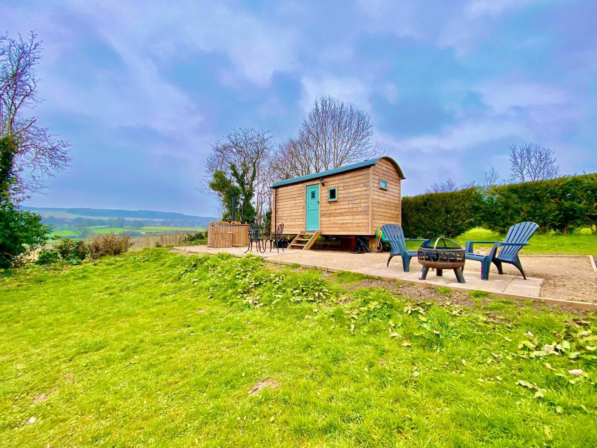 Romantic Nature Retreat, Luxury Glamping & Stargazing Views - Dragonfly Shepherd Hut Yarpole 외부 사진