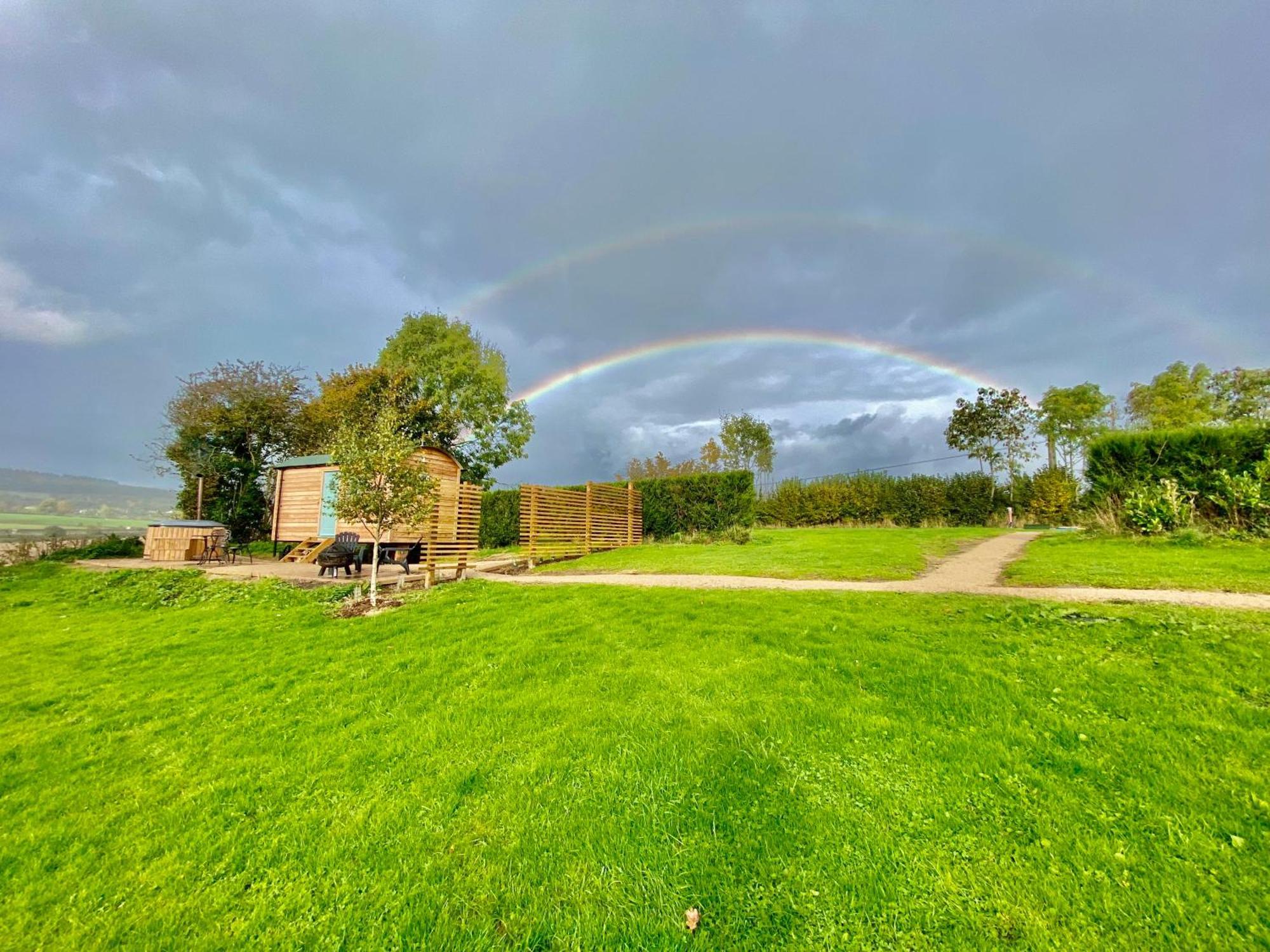 Romantic Nature Retreat, Luxury Glamping & Stargazing Views - Dragonfly Shepherd Hut Yarpole 외부 사진
