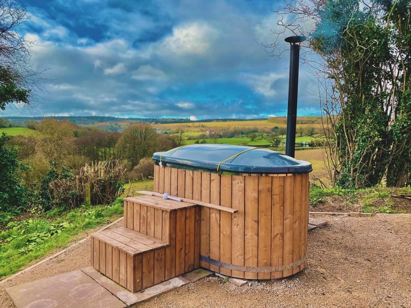 Romantic Nature Retreat, Luxury Glamping & Stargazing Views - Dragonfly Shepherd Hut Yarpole 외부 사진