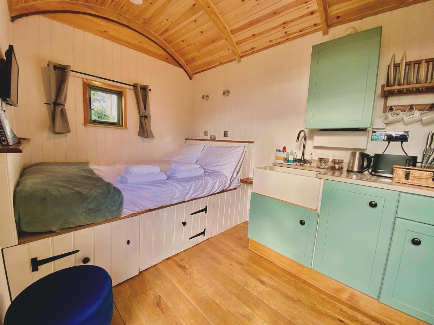 Romantic Nature Retreat, Luxury Glamping & Stargazing Views - Dragonfly Shepherd Hut Yarpole 외부 사진