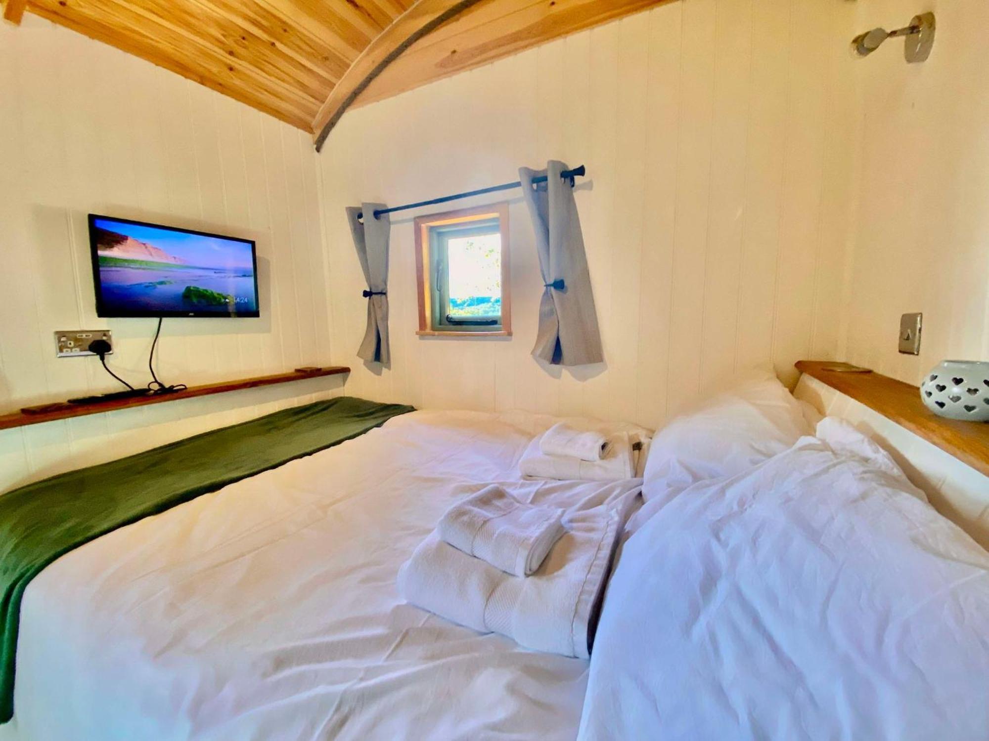 Romantic Nature Retreat, Luxury Glamping & Stargazing Views - Dragonfly Shepherd Hut Yarpole 외부 사진