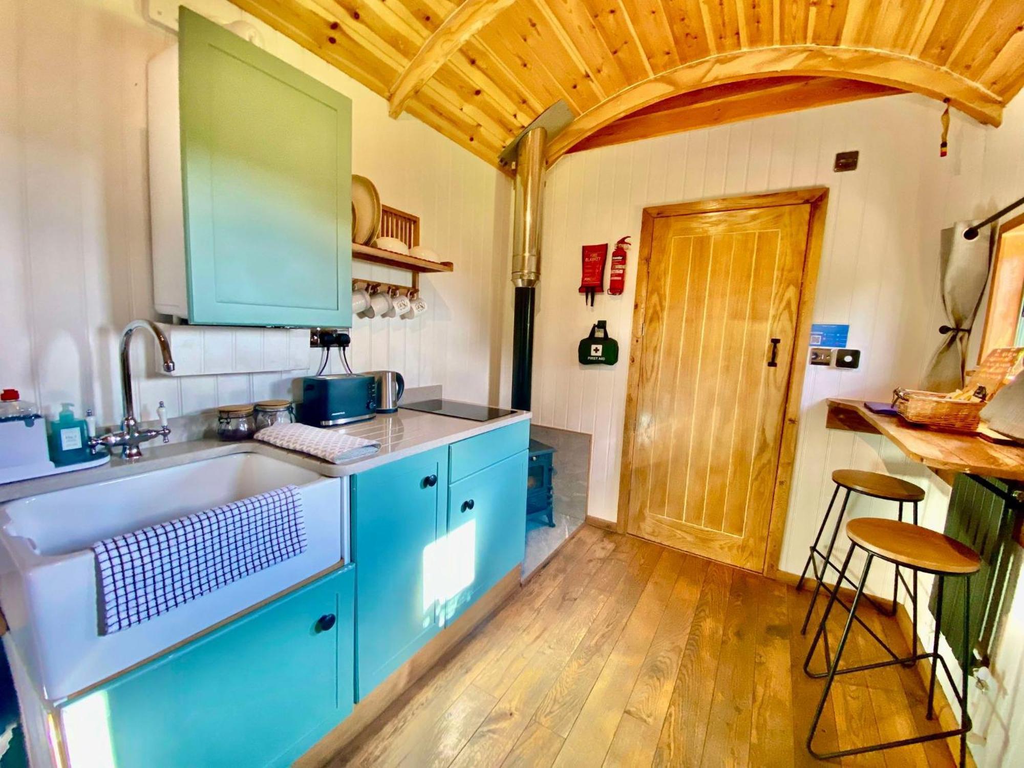 Romantic Nature Retreat, Luxury Glamping & Stargazing Views - Dragonfly Shepherd Hut Yarpole 외부 사진