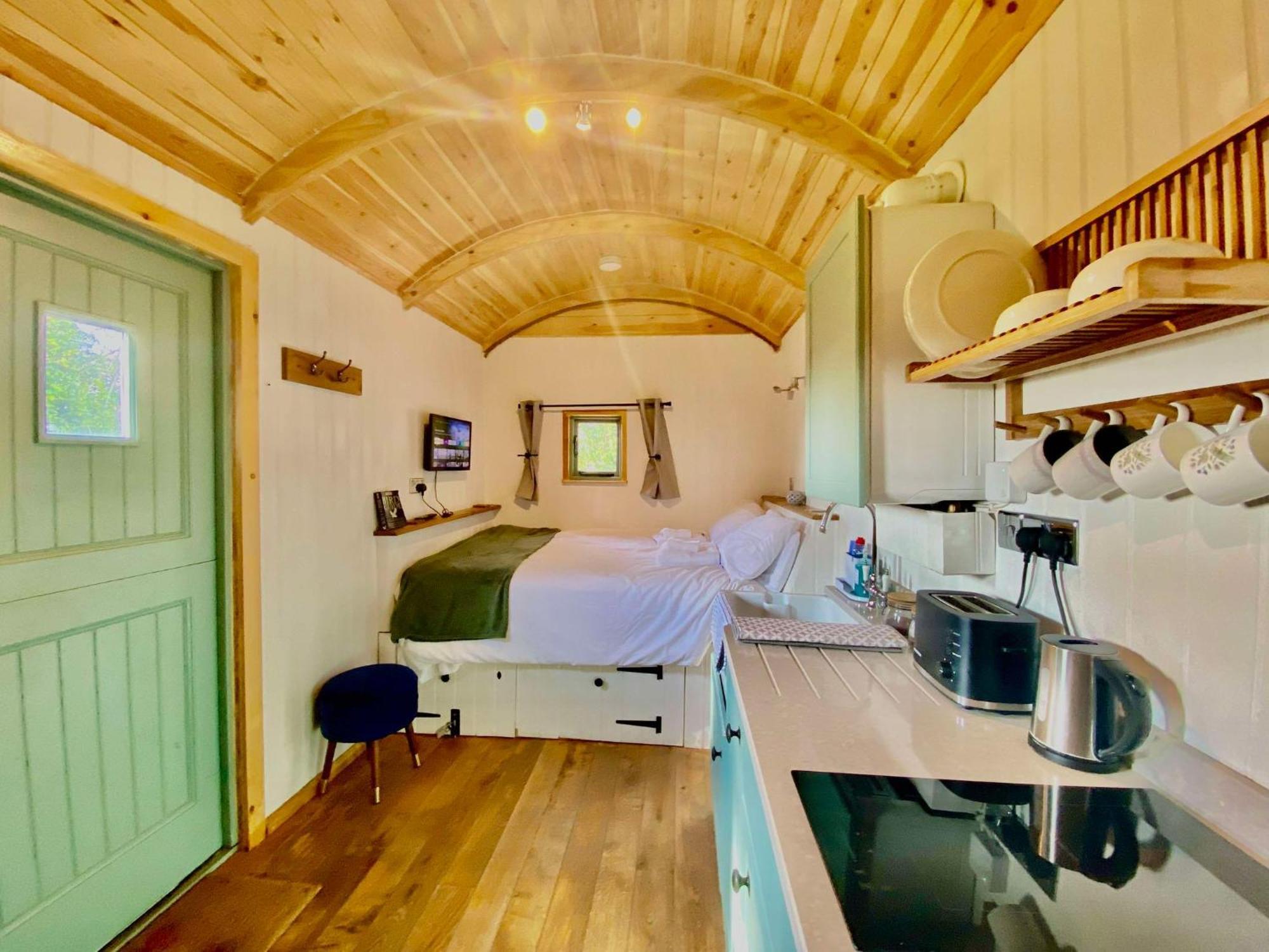 Romantic Nature Retreat, Luxury Glamping & Stargazing Views - Dragonfly Shepherd Hut Yarpole 외부 사진